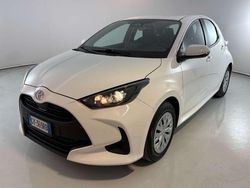 Super white gloss Usata 2025 Toyota Yaris Hybrid Active Tre volumi | 18.900 € (Ottimo prezzo)