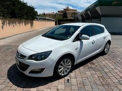 Bianco Usata 2014 Opel Astra Tre volumi | 6000 € (Buon prezzo)