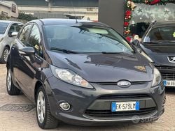 Grigio Usata 2012 Ford Fiesta Tre volumi | 5300 € (Buon prezzo)