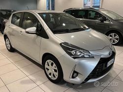 Argento Usata 2019 Toyota Yaris Hybrid Business Edition Tre volumi | 13.500 € (Buon prezzo)