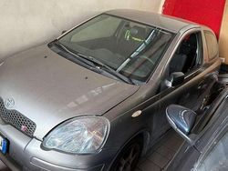 Argento Usata 2004 Toyota Yaris Tre volumi | 4999 € (Molto cara)