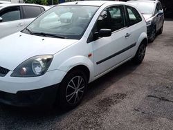 Usata 2005 Ford Fiesta Ambiente Due volumi | 1350 € (Buon prezzo)