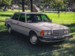 Grigio Usata 1979 Mercedes 240 Tre volumi | 11.500 €