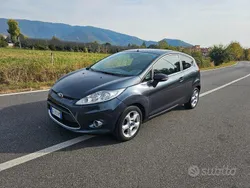 Grigio Usata 2010 Ford Fiesta Titanium Due volumi | 2400 € (Buon prezzo)
