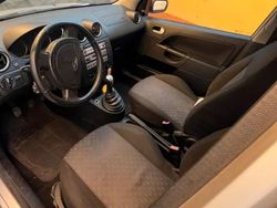 Grigio Usata 2004 Ford Fiesta Due volumi | 2500 € (Molto cara)