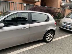 Grigio Usata 2001 Alfa Romeo 147 Distinctive Due volumi | 2000 € (Buon prezzo)