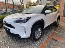 Bianco(met.) Nuova 2024 Toyota Yaris Trend SUV | 26.990 €