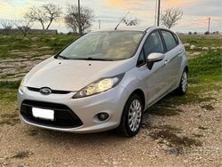 Grigio Usata 2010 Ford Fiesta Tre volumi | 4700 € (Buon prezzo)