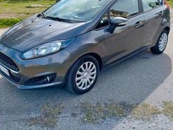 Grigio Usata 2017 Ford Fiesta Tre volumi | 4900 € (Buon prezzo)