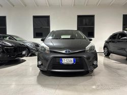 Grigio Usata 2014 Toyota Yaris Hybrid Lounge Tre volumi | 9700 € (Buon prezzo)