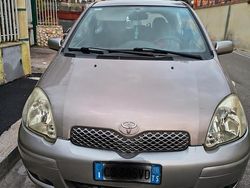 Usata 2005 Toyota Yaris Tre volumi | 1500 €