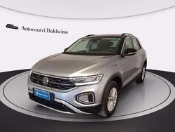 Pyrit silver met/tetto nero me Usata 2023 VW T-Roc Life SUV | 25.900 € (Buon prezzo)