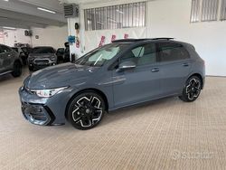 Grigio Nuova 2025 VW Golf R-line Tre volumi | 38.800 € (Molto cara)