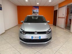 Grigio Usata 2015 VW Polo Comfortline Tre volumi | 6800 € (Buon prezzo)