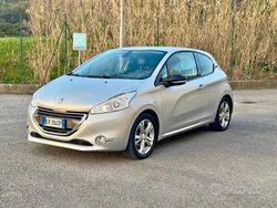 Argento Usata 2013 Peugeot 208 Allure Due volumi | 6000 € (Buon prezzo)