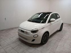 Bianco Nuova 2025 Fiat 500e La Prima Tre volumi | 30.990 €