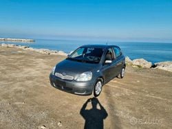 Grigio Usata 2005 Toyota Yaris Due volumi | 2500 € (Buon prezzo)