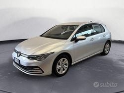 Grigio Usata 2023 VW Golf VIII Life Tre volumi | 25.450 € (Buon prezzo)