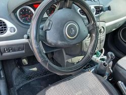 Usata 2009 Renault Clio II Tre volumi | 2000 € (Buon prezzo)