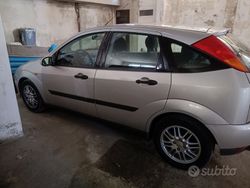 Grigio Usata 2001 Ford Focus Ghia Tre volumi | 1800 € (Buon prezzo)
