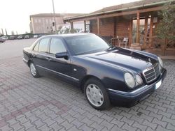 Blu/azzurro Usata 1999 Mercedes E200 Elegance Tre volumi | 3450 €