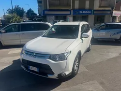 Bianco Usata 2015 Mitsubishi Outlander Intense SUV | 11.500 € (Buon prezzo)