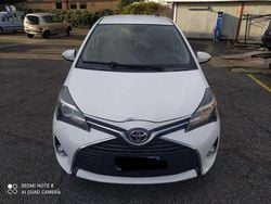 Bianco Usata 2017 Toyota Yaris Cool Tre volumi | 8500 € (Buon prezzo)