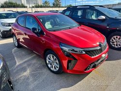 Rosso Usata 2024 Renault Clio V Due volumi | 17.000 € (Buon prezzo)