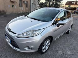 Grigio Usata 2011 Ford Fiesta Tre volumi | 2750 € (Buon prezzo)