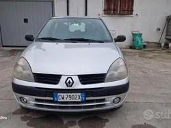 Grigio Usata 2005 Renault Clio II Authentique Tre volumi | 2200 € (Buon prezzo)