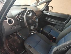 Nero Usata 2007 Mitsubishi Colt Tre volumi | 2000 €