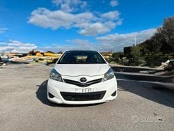 Bianco Usata 2013 Toyota Yaris Tre volumi | 6900 € (Ottimo prezzo)