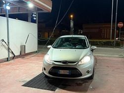 Grigio Usata 2010 Ford Fiesta Due volumi | 4500 € (Buon prezzo)