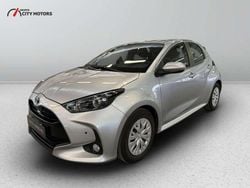Silver metallic Usata 2022 Toyota Yaris Hybrid Active Tre volumi | 16.500 € (Ottimo prezzo)