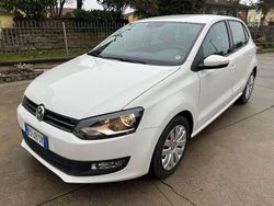 Bianco Usata 2010 VW Polo Comfortline Tre volumi | 4800 € (Buon prezzo)