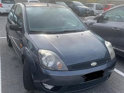 Grigio Usata 2003 Ford Fiesta Due volumi | 1100 € (Buon prezzo)
