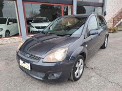 Grigio Usata 2008 Ford Fiesta Ghia Tre volumi | 2600 € (Buon prezzo)