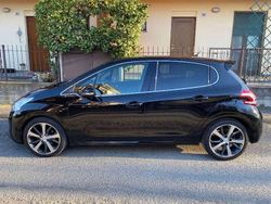 Nero Usata 2013 Peugeot 208 Allure Due volumi | 5300 € (Buon prezzo)