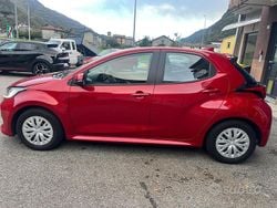 Rosso Usata 2023 Toyota Yaris Hybrid Style Tre volumi | 19.900 € (Buon prezzo)
