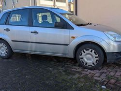 Usata 2004 Ford Fiesta Ambiente Tre volumi | 1600 € (Buon prezzo)