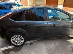 Grigio Usata 2008 Ford Focus Titanium Tre volumi | 2500 € (Ottimo prezzo)