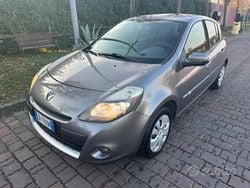Grigio Usata 2010 Renault Clio II Tre volumi | 2600 € (Buon prezzo)