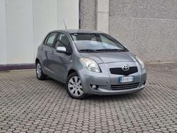 Grigio Usata 2006 Toyota Yaris Luna Due volumi | 3900 € (Buon prezzo)