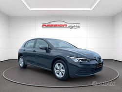 Grigio Usata 2020 VW Golf VIII Life Tre volumi | 17.990 € (Buon prezzo)