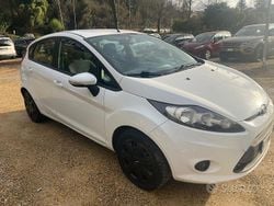 Bianco Usata 2011 Ford Fiesta Tre volumi | 3950 € (Buon prezzo)