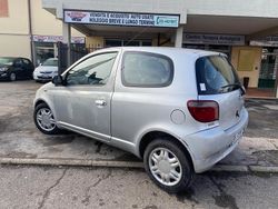 Argento Usata 2000 Toyota Yaris Tre volumi | 900 € (Ottimo prezzo)
