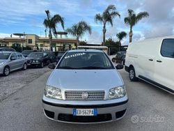 Grigio Usata 2010 Fiat Punto Tre volumi | 3500 € (Buon prezzo)