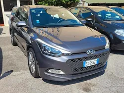 Grigio Usata 2015 Hyundai i20 Comfort Tre volumi | 6700 € (Buon prezzo)
