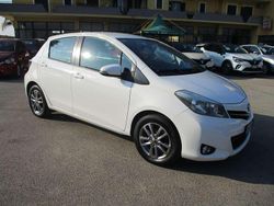 Bianco Usata 2014 Toyota Yaris Lounge Tre volumi | 6800 € (Buon prezzo)