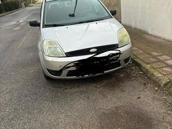 Grigio Usata 2004 Ford Fiesta Due volumi | 500 € (Super prezzo)